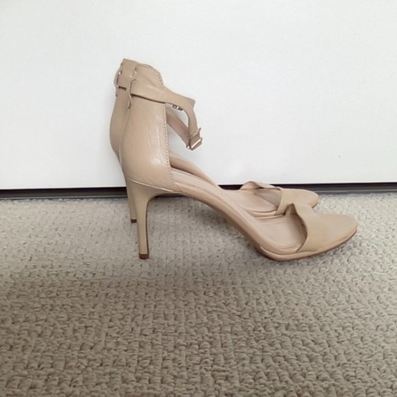 Banana Republic Heel - Picture 3 of 5
